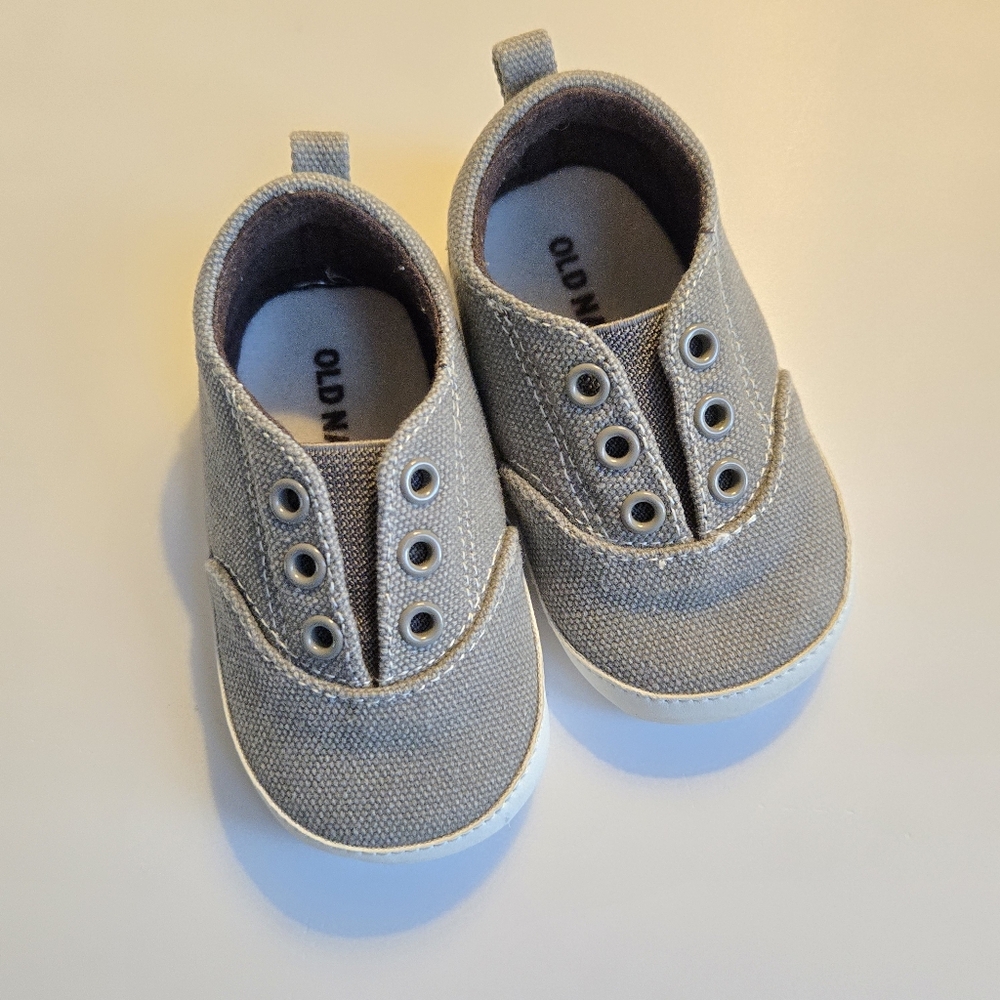 Old Navy Baby Sneakers in Gray 6-12m